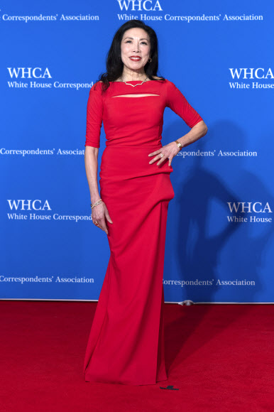 배우 조디 롱이 27일(현지시간) 미국 워싱턴에서 열리는 연례 백악관 출입기자협회 만찬에 도착해 사진기자들을 위해 포즈를 취하고 있다. AP 연합뉴스