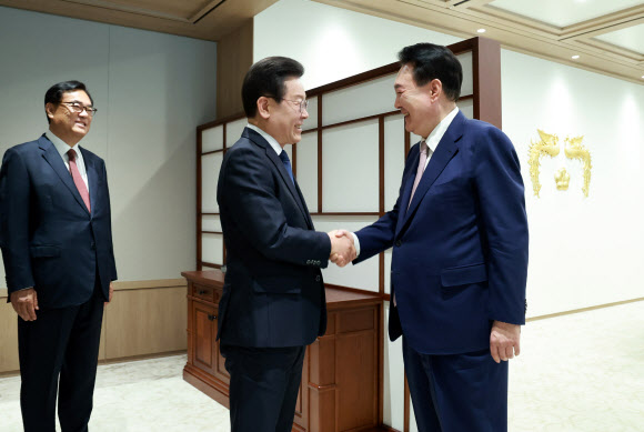 윤석열 대통령이 29일 서울 용산 대통령실에서 열린 영수회담에서 집무실에 도착한 더불어민주당 이재명 대표를 맞이하며 악수하고 있다. 2024.4.29 연합뉴스