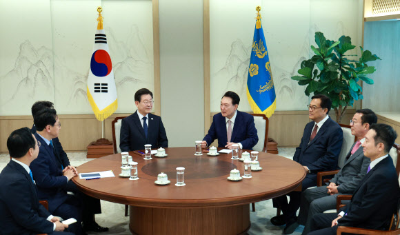 윤석열 대통령과 더불어민주당 이재명 대표가 29일 서울 용산 대통령실 집무실에서 열린 영수회담에서 이야기를 나누고 있다. 2024.4.29 연합뉴스