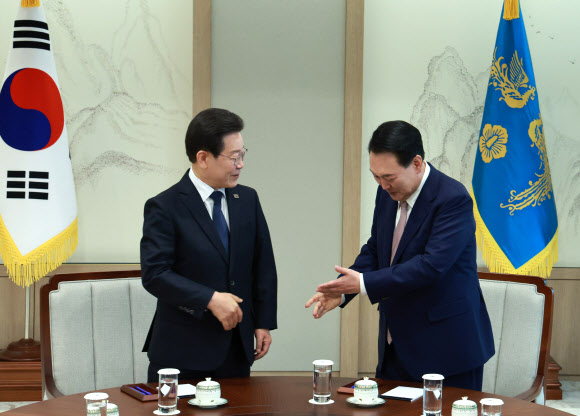 윤석열 대통령이 29일 서울 용산 대통령실 집무실에서 열린 영수회담에서 더불어민주당 이재명 대표와 악수한 뒤 자리를 안내하고 있다. 2024.4.29 연합뉴스