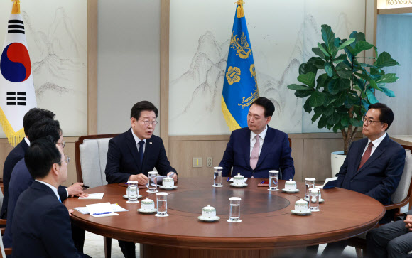 더불어민주당 이재명 대표가 29일 서울 용산 대통령실 집무실에서 열린 윤석열 대통령과의 영수회담에서 발언하고 있다. 2024.4.29 연합뉴스