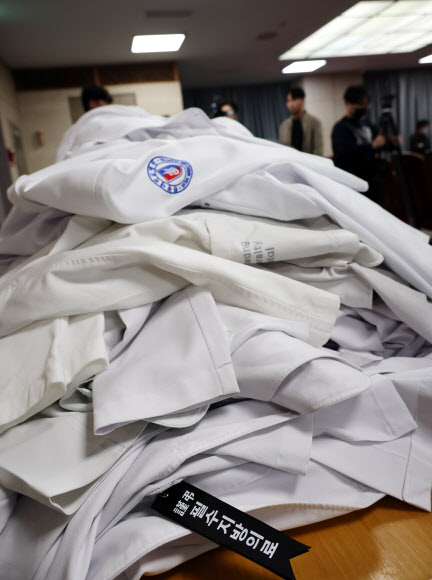 가득 쌓인 의사가운