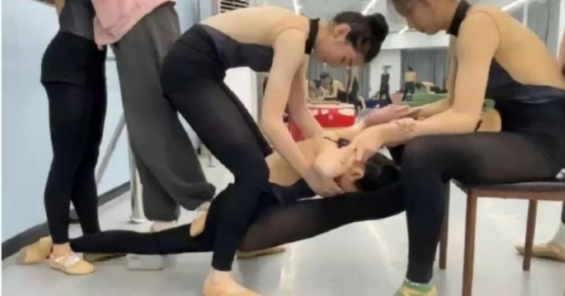 중국의 한 무용학원에서 한 여학생을 억지로 ‘다리 찢기’ 시키려다 골절상을 입히는 일이 벌어졌다. ‘CTWANT’ SNS 캡처