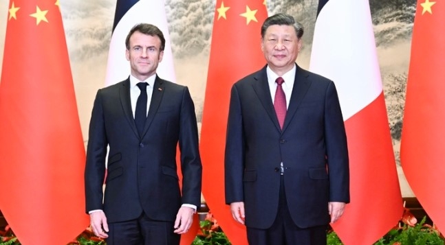 시진핑 중국 국가주석이 5월 5∼10일 프랑스를 포함한 유럽 3개국 순방에 나선다고 중국 외교부가 밝혔다. 사진은 지난해 4월 6일 중국 베이징 인민대회당에서 정상회담에 앞서 기념촬영을 하는 에마뉘엘 마크롱(왼쪽) 프랑스 대통령과 시 주석. 베이징 신화 뉴시스