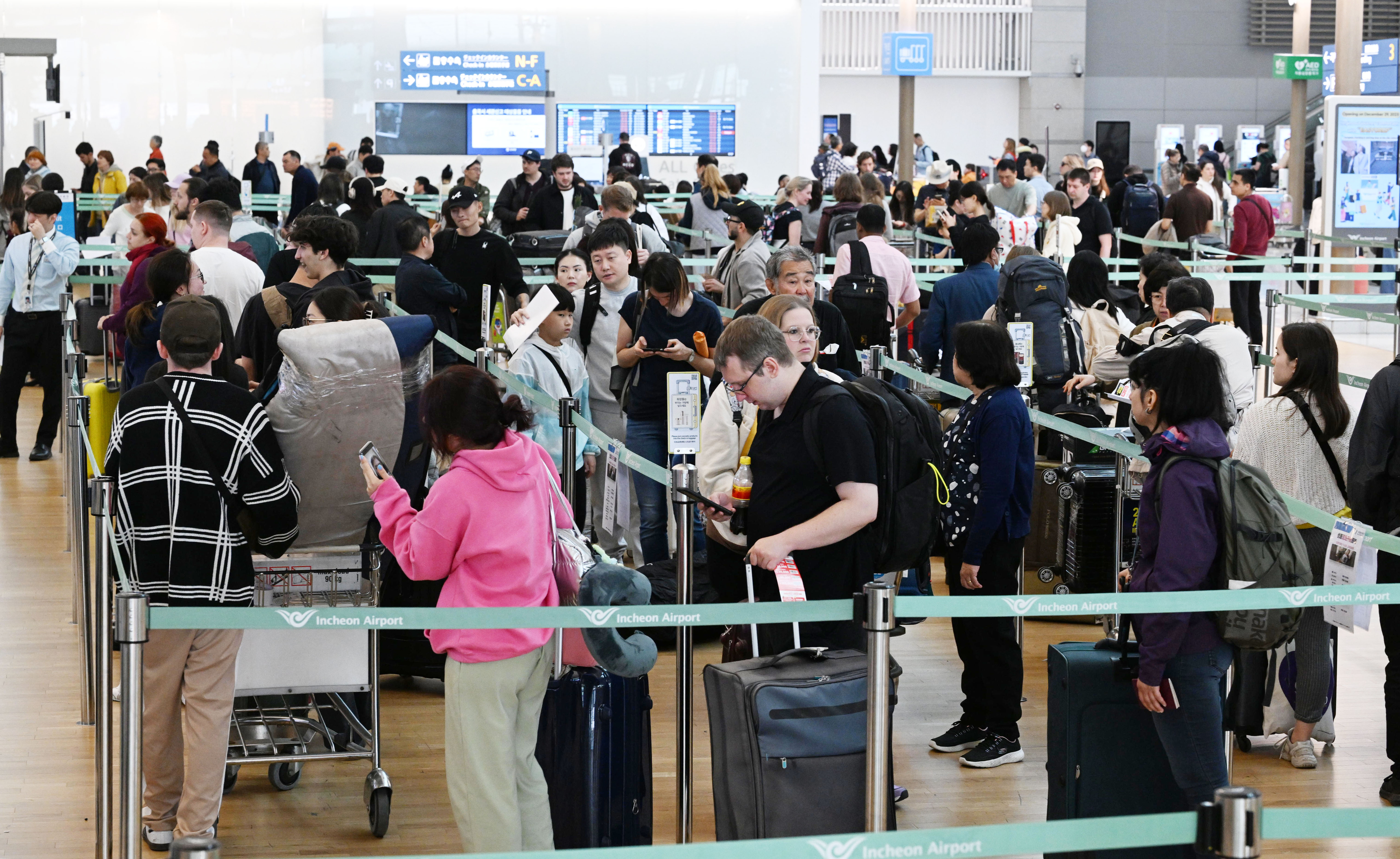 봄날의 황금연휴… 인천공항 북새통