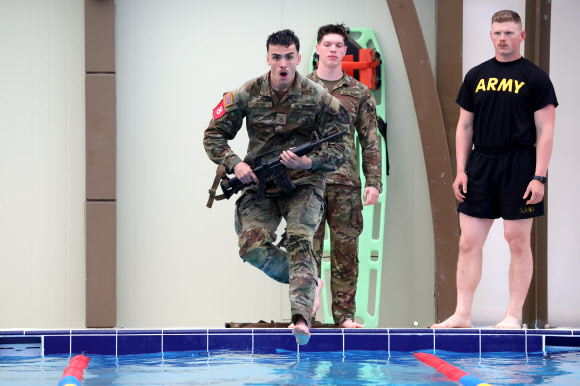 30일 경기도 동두천시 캠프 케이시에서 열린 미2사단/한미연합사단 최고 분대 선발대회 수중 생존 테스트에서 미군 장병이 총기를 든 채 물로 뛰어들고 있다. 2024.4.30 연합뉴스