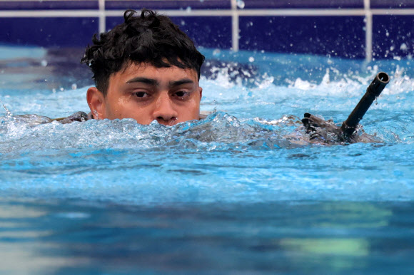 30일 경기도 동두천시 캠프 케이시에서 열린 미2사단/한미연합사단 최고 분대 선발대회 수중 생존 테스트에서 미군 장병이 총기를 든 채 수영하고 있다. 2024.4.30 연합뉴스