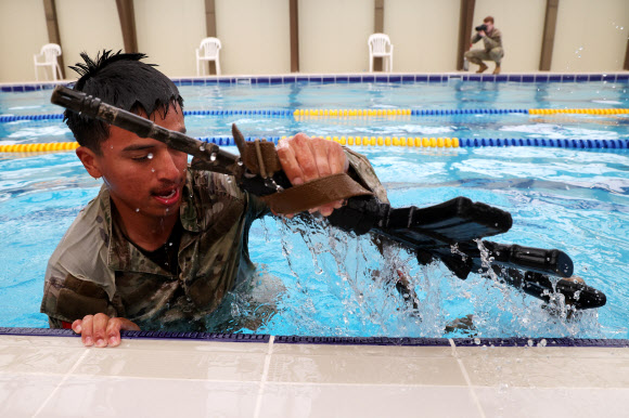 30일 경기도 동두천시 캠프 케이시에서 열린 미2사단/한미연합사단 최고 분대 선발대회 수중 생존 테스트에서 미군 장병이 총기를 물 밖으로 올려 놓고 있다. 2024.4.30 연합뉴스