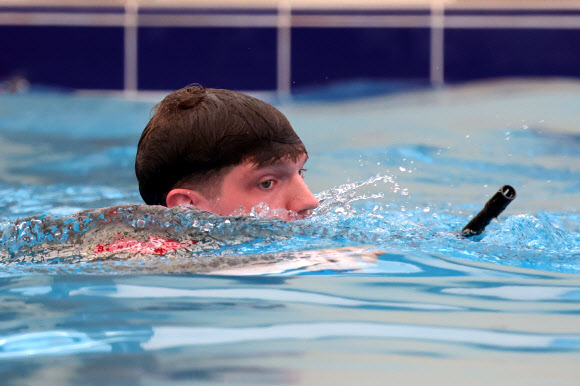 30일 경기도 동두천시 캠프 케이시에서 열린 미2사단/한미연합사단 최고 분대 선발대회 수중 생존 테스트에서 미군 장병이 총기를 든 채 수영하고 있다. 2024.4.30 연합뉴스