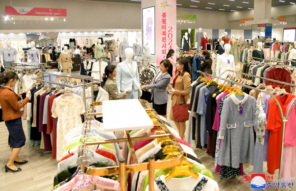 봄철피복전시회-2024가 지난 29일 평양 3대혁명전시관에서 개막됐다고 조선중앙통신이 30일 보도했다. 전시회에는 경공업제품을 생산하는 270여개 단위들에서 20여 종에 5만여 점의 봄, 여름계절 여성, 남성, 어린이옷들을 선보였다. 2024.4.30. 평양 조선중앙통신·연합뉴스