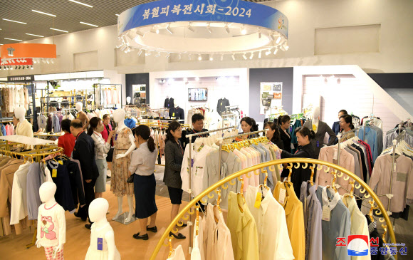 봄철피복전시회-2024가 지난 29일 평양 3대혁명전시관에서 개막됐다고 조선중앙통신이 30일 보도했다. 전시회에는 경공업제품을 생산하는 270여개 단위들에서 20여 종에 5만여 점의 봄, 여름계절 여성, 남성, 어린이옷들을 선보였다. 2024.4.30. 평양 조선중앙통신·연합뉴스