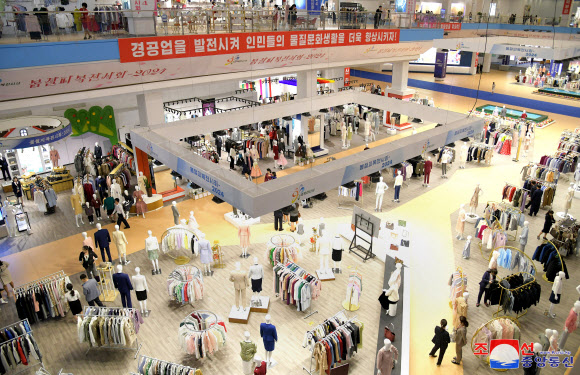 봄철피복전시회-2024가 지난 29일 평양 3대혁명전시관에서 개막됐다고 조선중앙통신이 30일 보도했다. 전시회에는 경공업제품을 생산하는 270여개 단위들에서 20여 종에 5만여 점의 봄, 여름계절 여성, 남성, 어린이옷들을 선보였다. 2024.4.30. 평양 조선중앙통신·연합뉴스