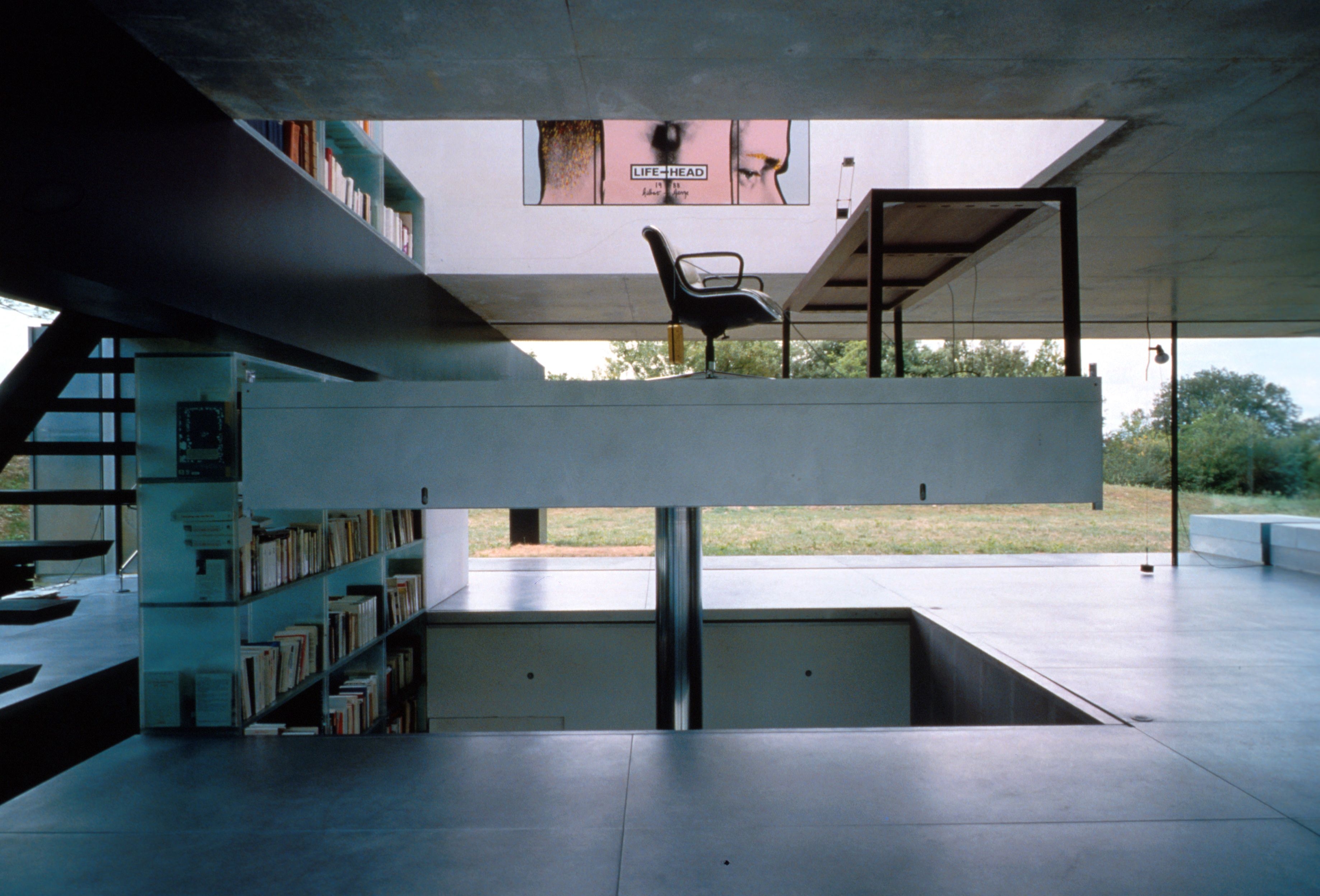 세계적 거장 렘 콜하스가 처음 설계한 주택 메종 보르도. 그의 책과 전시를 본 건축주가 ‘당신은 역사에 남을 테니 내 자본으로 당신의 작가성을 실현하라’고 주문했다. 콜하스는 명작을 지었고 건축주의 후대는 건물을 활용해 여러 사업을 벌인다.