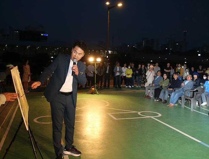 오언석 서울 도봉구청장이 지난달 30일 열린 중랑천 ‘걷고 싶은 길’ 개장식에서 구민들에게 이 산책로의 특징을 설명하고 있다. 도봉구 제공