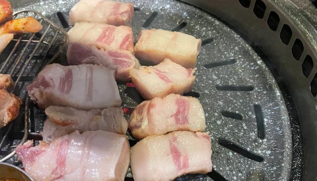 한 누리꾼이 제주 유명 맛집에서 ‘비계 삼겹살’을 판매했다며 공개한 사진.  온라인 커뮤니티 보배드림 캡처