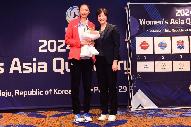 1일 프로배구 여자부 아시아쿼터 트라이아웃에서 페퍼저축은행의 지명을 받은 장위(왼쪽)와 장소연 감독. 한국배구연맹 제공