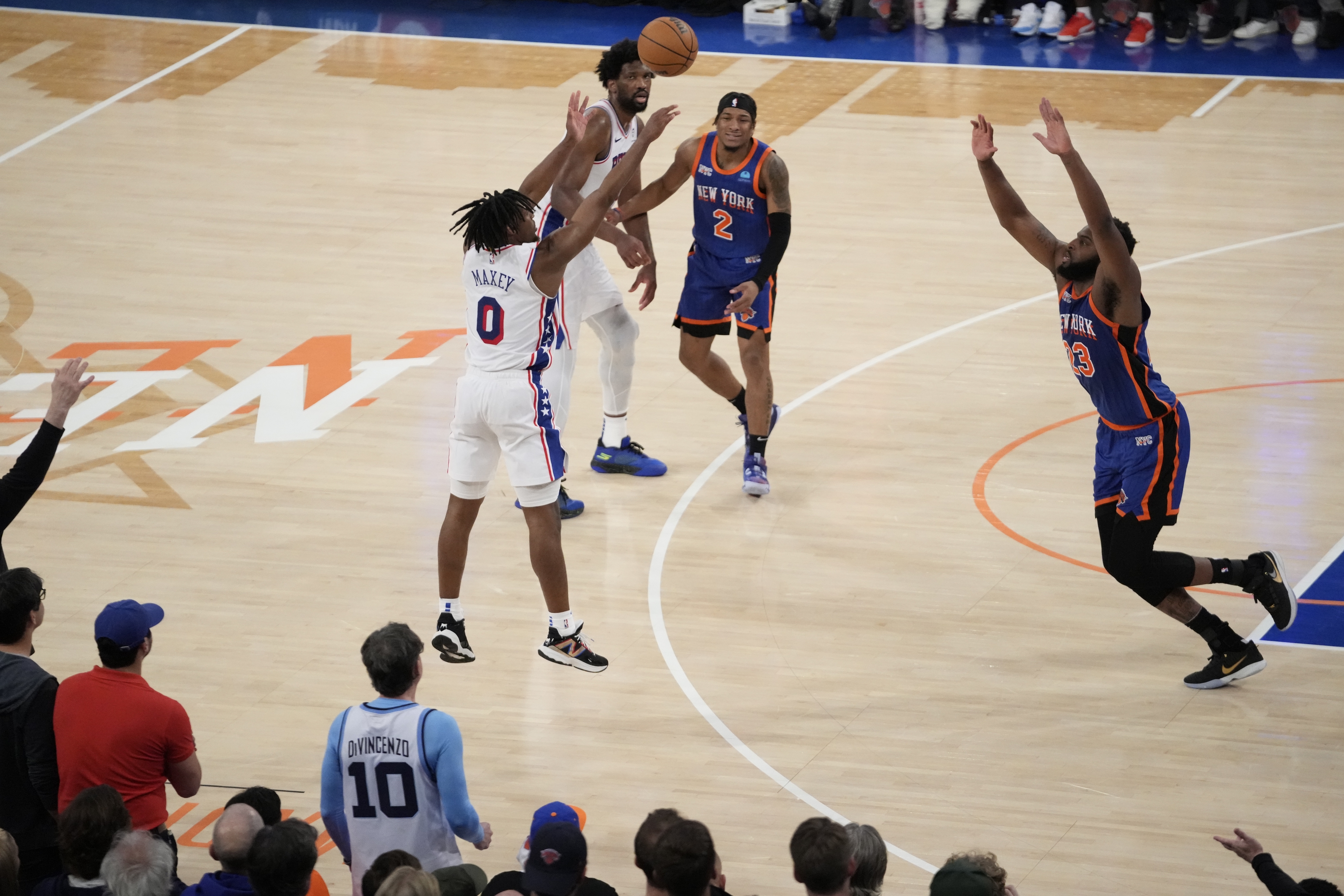 필라델피아 세븐티식서스의 타이리스 맥시가 1일 뉴욕 닉스와의 NBA 플레이오프 1라운드 5차전에서 3점포를 쏘아올리고 있다. AP 연합뉴스