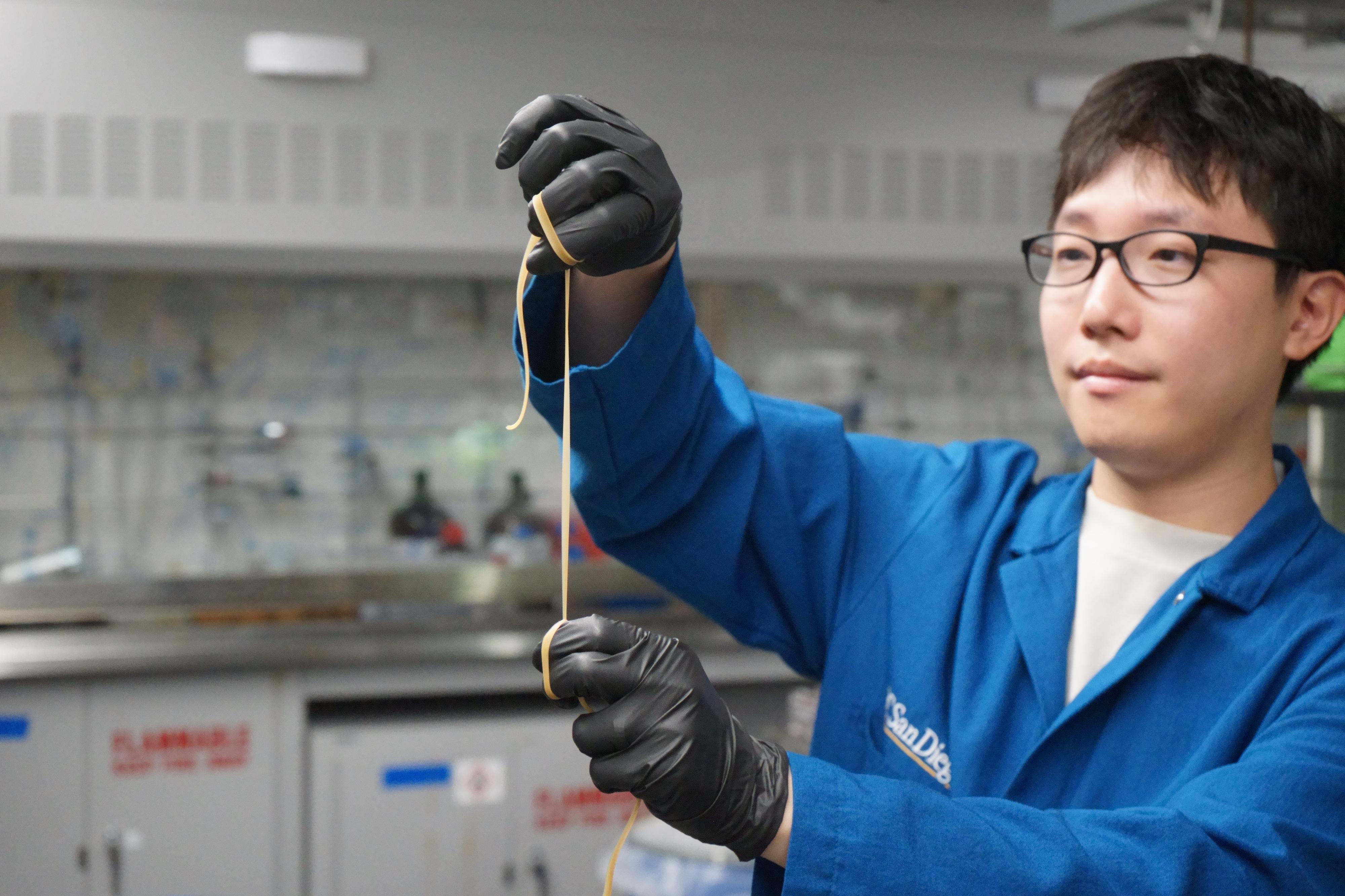 제1 저자인 한국인 과학자 김한솔 UCSD 박사가 고초균을 포함한 생분해성 열가소성 폴리우레탄을 늘리고 있다. 이번에 개발한 플라스틱은 기존의 열가소성 폴리우레탄보다 약 40% 더 강하고 탄력이 우수한 것으로 확인됐다. UCSD 제공