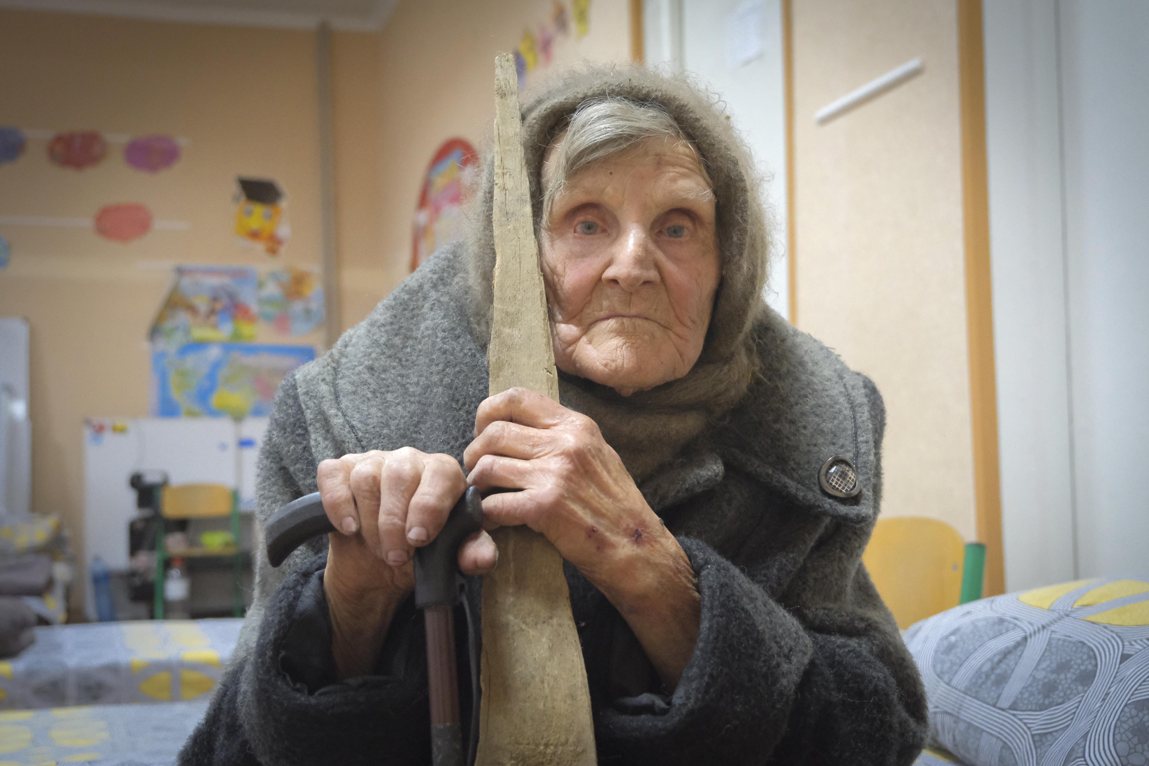 러시아가 점령한 우크라이나 도네츠크 최전선 마을에서 10㎞ 가까이 혼자 걸어 탈출한 98세 리디아 로미코우스카 할머니가 당시 상황을 전하고 있다. 도네츠크 AP 연합뉴스