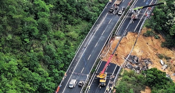 1일 중국 광둥성에서 발생한 고속도로 붕괴 참사로 구조대원들이 구조 작업을 펼치고 있다. 신화 연합뉴스