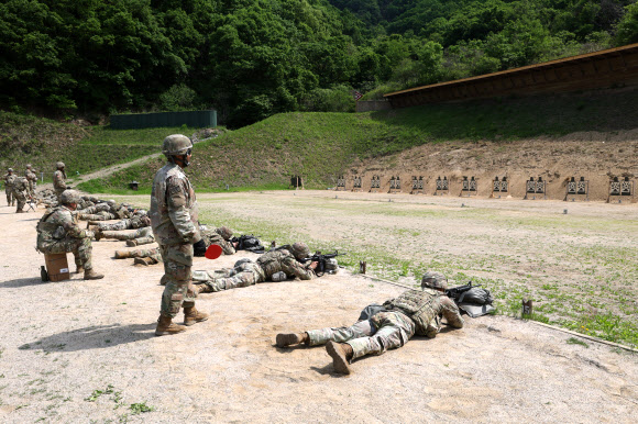1일 경기도 동두천시 캠프 케이시에서 열린 미2사단/한미연합사단 최고 분대 선발대회에서 미군 장병이 M4 소총으로 표적지를 조준하고 있다. 2024.5.1  연합뉴스