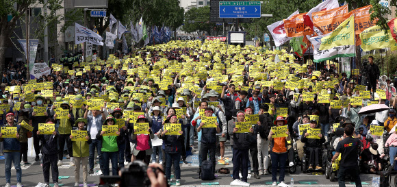 1일 대구 중구 대구시의회 앞 도로에서 열린 ‘2024 세계 노동절 대구대회’에서 집회 참가자들이 구호를 외치고 있다. 2024.5.1 연합뉴스