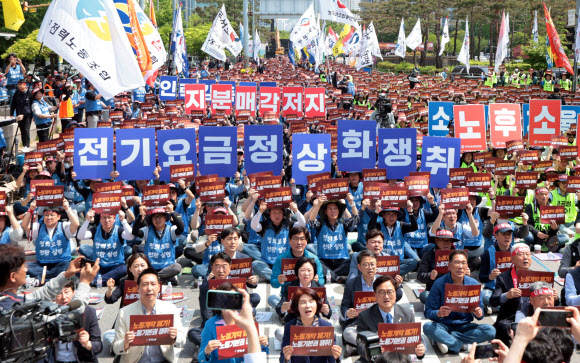 1일 서울 여의도 국회 앞에서 열린 제134주년 세계노동절 기념 전국노동자대회에서 한국노동조합총연맹(한국노총) 조합원들이 구호를 외치고 있다. 2024.5.1  연합뉴스