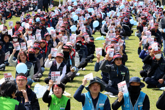 노동절인 1일 오전 대전 서구 보라매공원에서 전국민주노동조합총연맹(민주노총) 대전본부가 ‘2024 세계노동절 대전대회’를 열고 있다. 집회에 참석한 노조원들이 피켓 시위를 하고 있다. 2024.5.1  연합뉴스