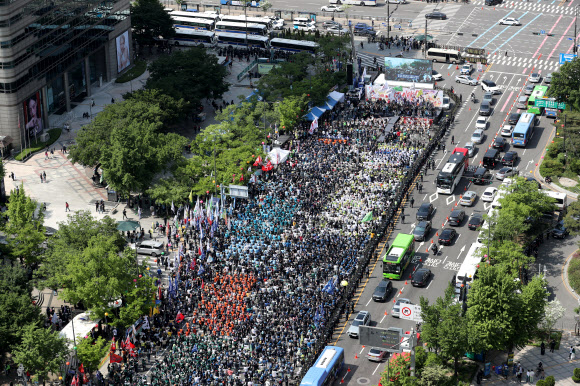 1일 서울 종로구 세종대로에서 민주노총이 주최한 2024 세계노동절대회가 열리고 있다. 2024.5.1  공동취재