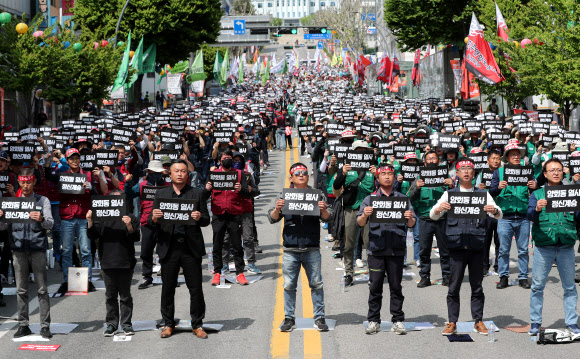 근로자의 날인 1일 강원 춘천시 중앙로터리에서 노동 시민 단체 관계자 3천여명이 지난해 5월 구속 전 피의자 심문(영장실질심사)을 앞두고 분신해 숨진 민주노총 건설노조 간부 양회동씨 1주기 추모식을 열고 노동절 강원대회를 진행하고 있다. 2024.5.1 연합뉴스