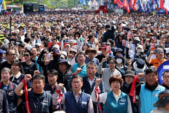 민주노총 노조원들이 1일 서울 종로구 광화문 일대에서 열린 2024 세계 노동절 대회에서 윤석열 정부 퇴진, 노동권 보장 등을 촉구하고 있다. 2024.5.1  연합뉴스