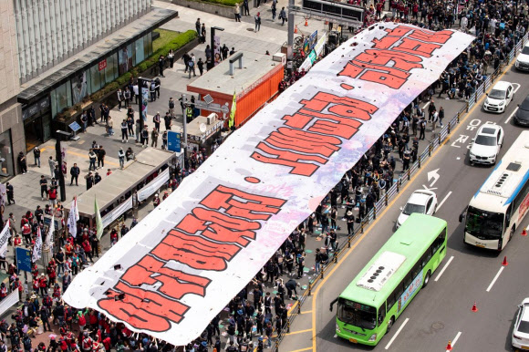 전국민주노동조합총연맹(민주노총) 세종충남본부는 노동절인 1일 오전 충남 천안시 동남구 신세계백화점 앞에서 세계노동절 세종충남대회를 열고 정부를 규탄하고 있다. 이날 집회에는 조합원과 가족 등 약 4천여명이 참가했다. 2024.5.1  민주노총 세종충남본부 제공