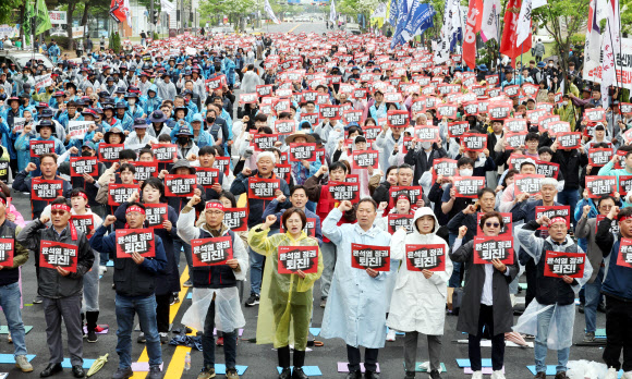 134주년 세계노동절인 1일 오전 광주시청 앞에서 민주노총 광주전남본부 조합원들이 결의대회를 열고 있다. 2024.5.1  연합뉴스