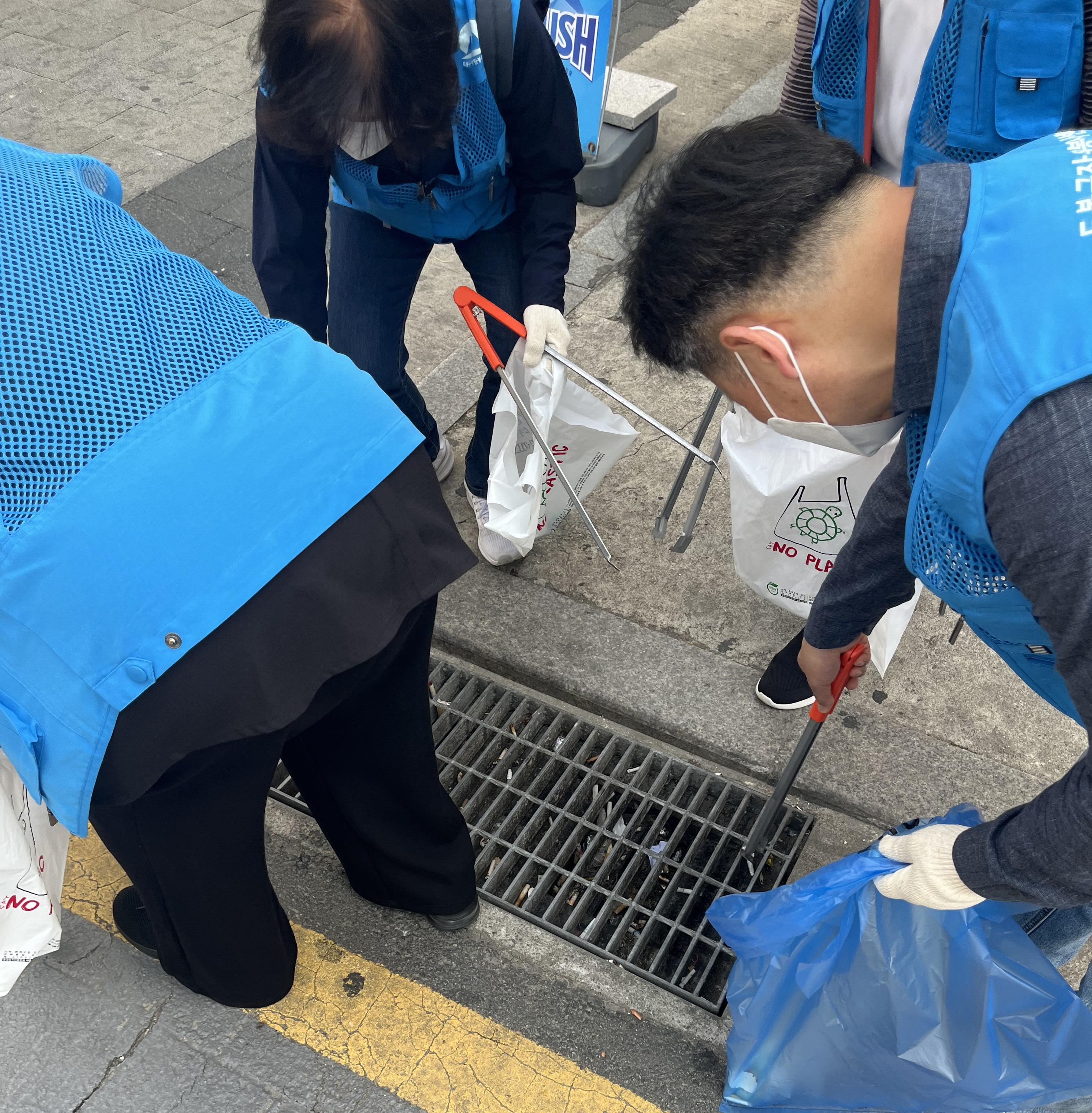서울 도봉구 직원이 지역 자원봉사자들과 2일 관내에서 담배꽁초를 줍고 있다. 도봉구 제공