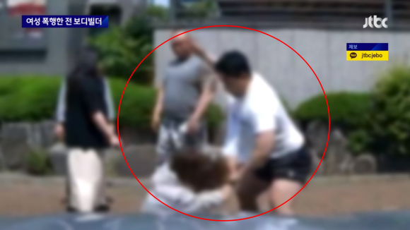 지난 5월 20일 인천시 남동구 한 아파트 상가 주차장에서 전직 보디빌더 A씨가 여성 B씨를 폭행하는 장면. JTBC 보도화면 캡처
