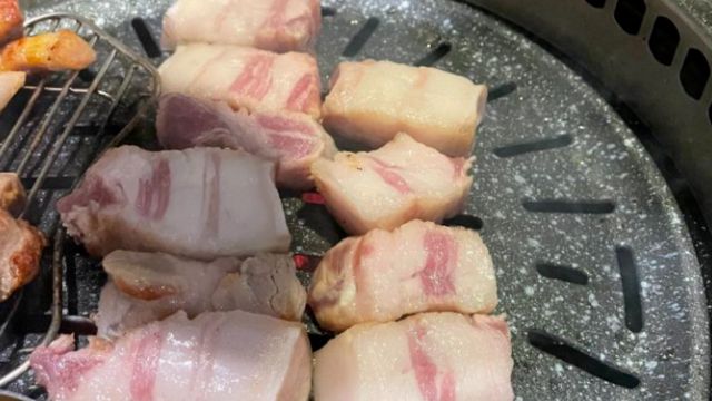 한 누리꾼이 제주 유명 맛집에서 ‘비계 삼겹살’을 판매했다며 공개한 사진. 온라인 커뮤니티 보배드림 캡처