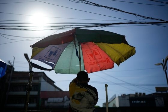 필리핀 마닐라의 한 상인. AP 연합뉴스