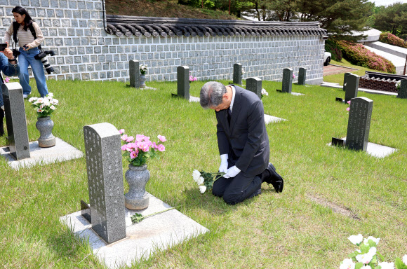 2일 오전 광주 북구 국립 5·18 민주묘지에서 노태우 전 대통령의 아들 재헌씨가 무명열사 묘를 참배하고 있다. 2024.5.2 연합뉴스