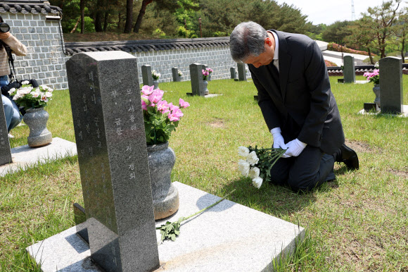 2일 오전 광주 북구 국립 5·18 민주묘지에서 노태우 전 대통령의 아들 재헌씨가 무명열사 묘를 참배하고 있다. 2024.5.2 연합뉴스