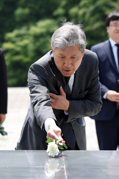 2일 오전 광주 북구 국립 5·18 민주묘지에서 노태우 전 대통령의 아들 재헌씨가 참배단에 헌화하고 있다. 2024.5.2 연합뉴스