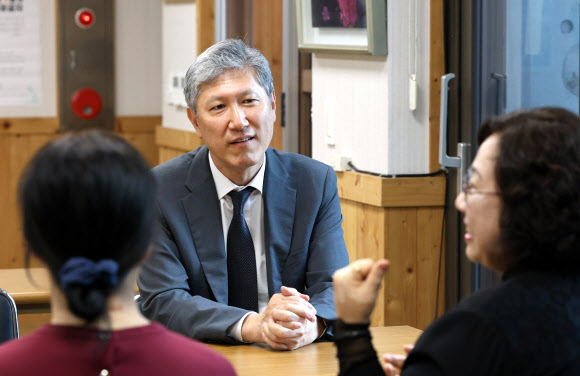 2일 오후 광주 남구 양림동 오월어머니집에서 노태우 전 대통령의 아들 노재헌 동아시아문화센터 원장이 어머니집 관계자와 대화하고 있다. 2024.5.2 연합뉴스