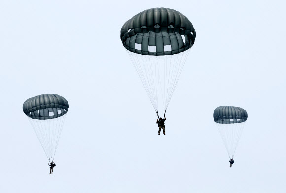 지난달 30일 경기도 평택시 캠프 험프리스에서 열린 한미 연합 공수 훈련에서 주한미특수전사령부(SOCKOR) 장병들이 강하하고 있다. 2024.5.2 연합뉴스