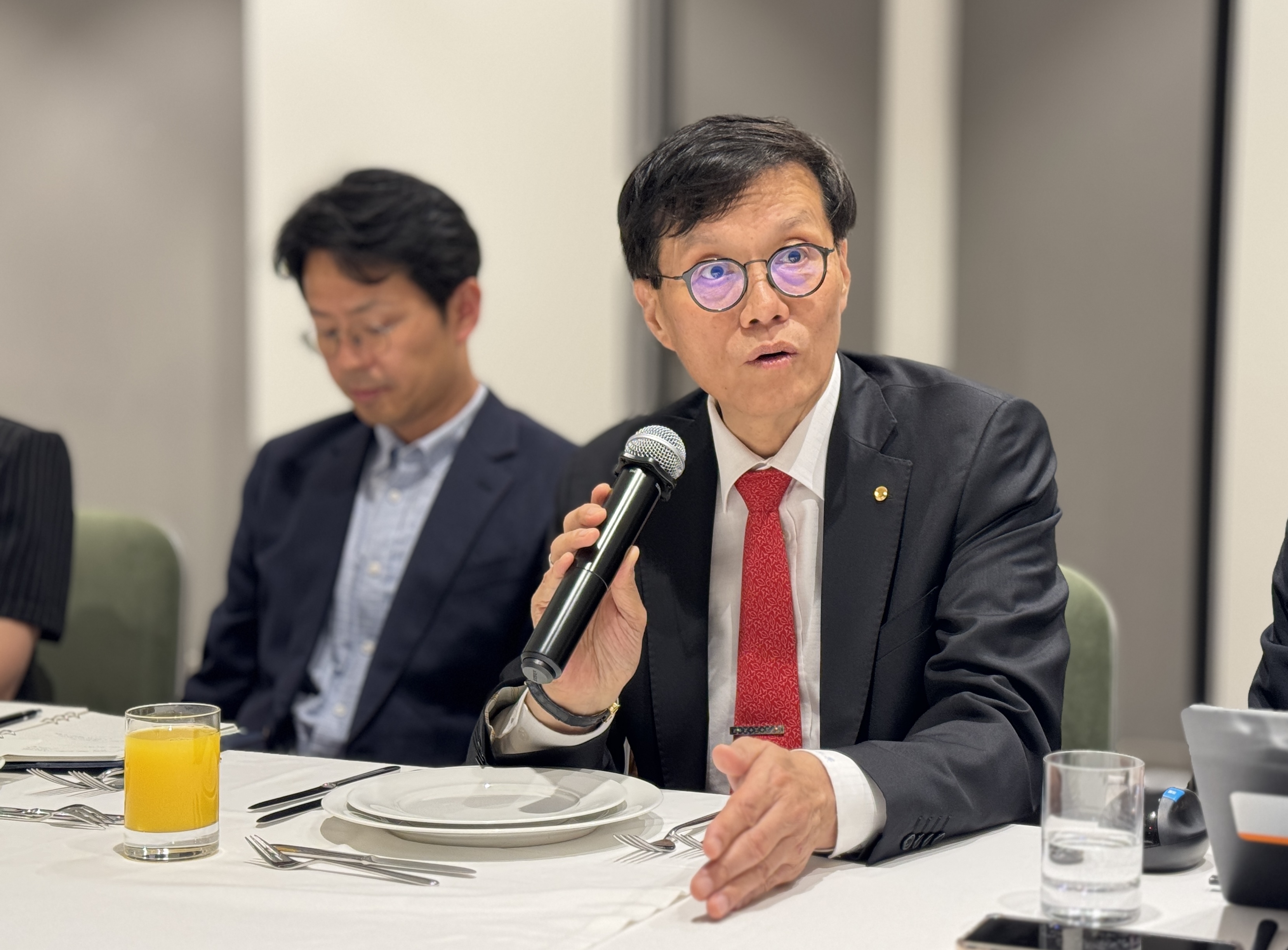 이창용 한국은행 총재가 2일(현지시간) 오후 아시아개발은행(ADB) 연차 총회 참석차 방문한 조지아 트빌리시에서 국내 기자단과 간담회를 하고 있다. 2024.5.3 한국은행 제공