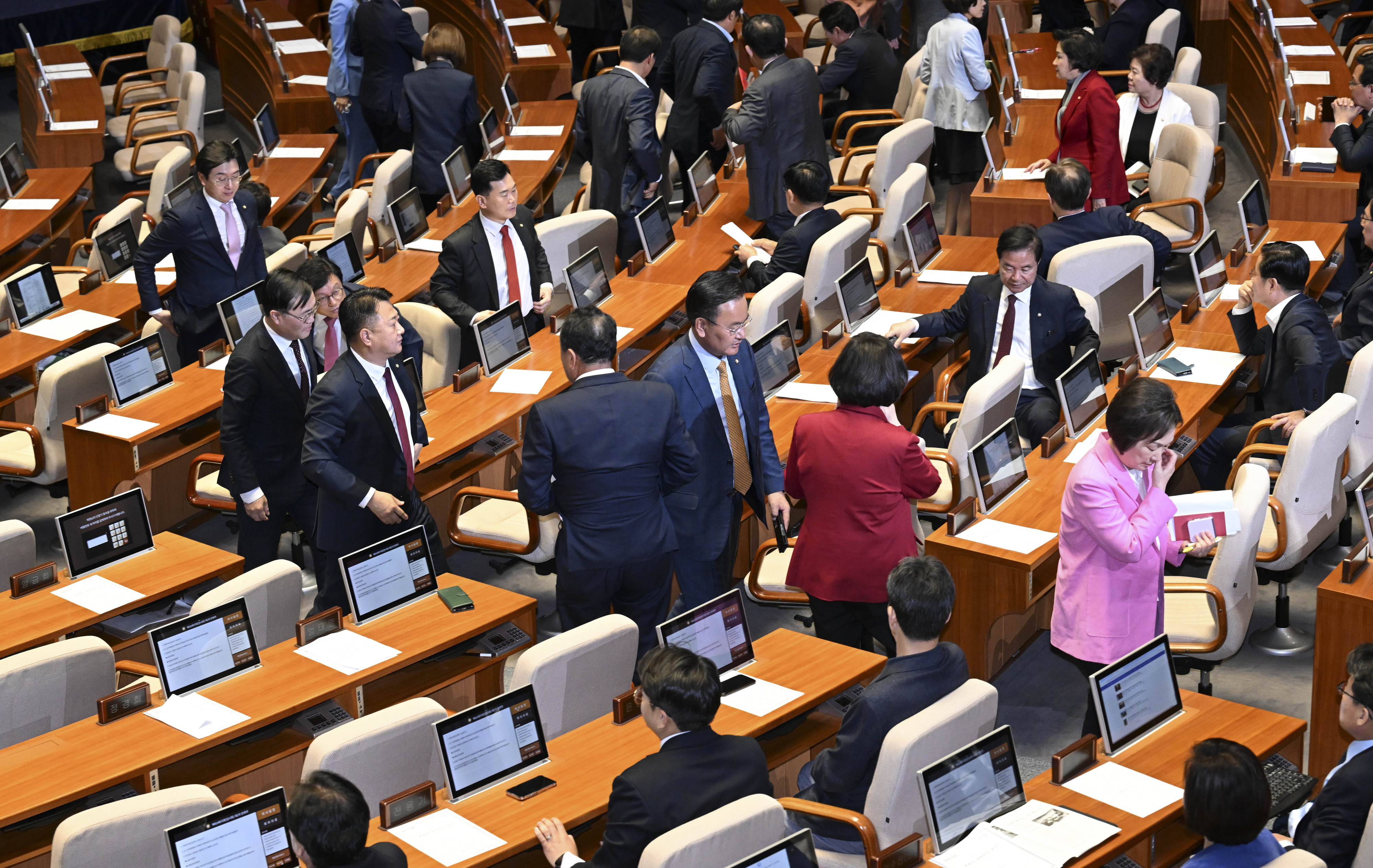 2일 국회에서 열린 본회의에서 ‘해병대 채상병 사망사건 수사외압 의혹 특별검사법’이 상정되자 국민의힘 의원들이 퇴장하고 있다. 2024.5.2 홍윤기 기자