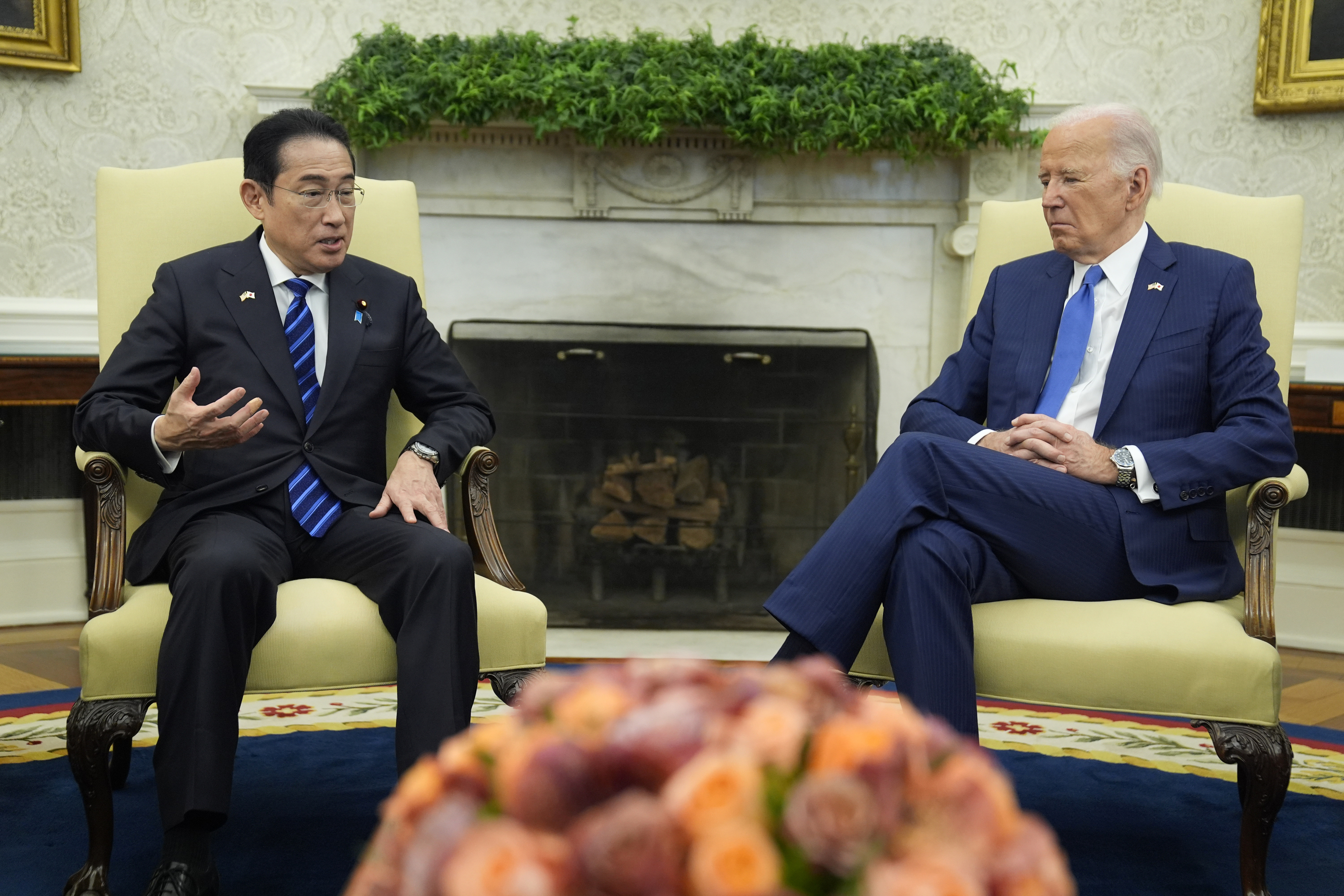 기시다 후미오(왼쪽) 일본 총리와  조 바이든 미국 대통령이 지난달 10일(현지시간) 백악관에서 열린 국빈 환영 행사를 마친 뒤 회담하고 있다. AP 연합뉴스