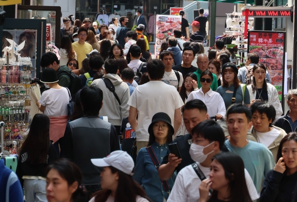 1일 서울 명동거리가 시민들과 관광객들로 붐비고 있다. 중국 노동절(오일절·5월 1∼5일)과 일본 골든위크(4월 27∼5월 6일) 등이 맞물려 외국인 방문객이 크게 늘 것으로 예상된다. 2024.5.1. <br>연합뉴스