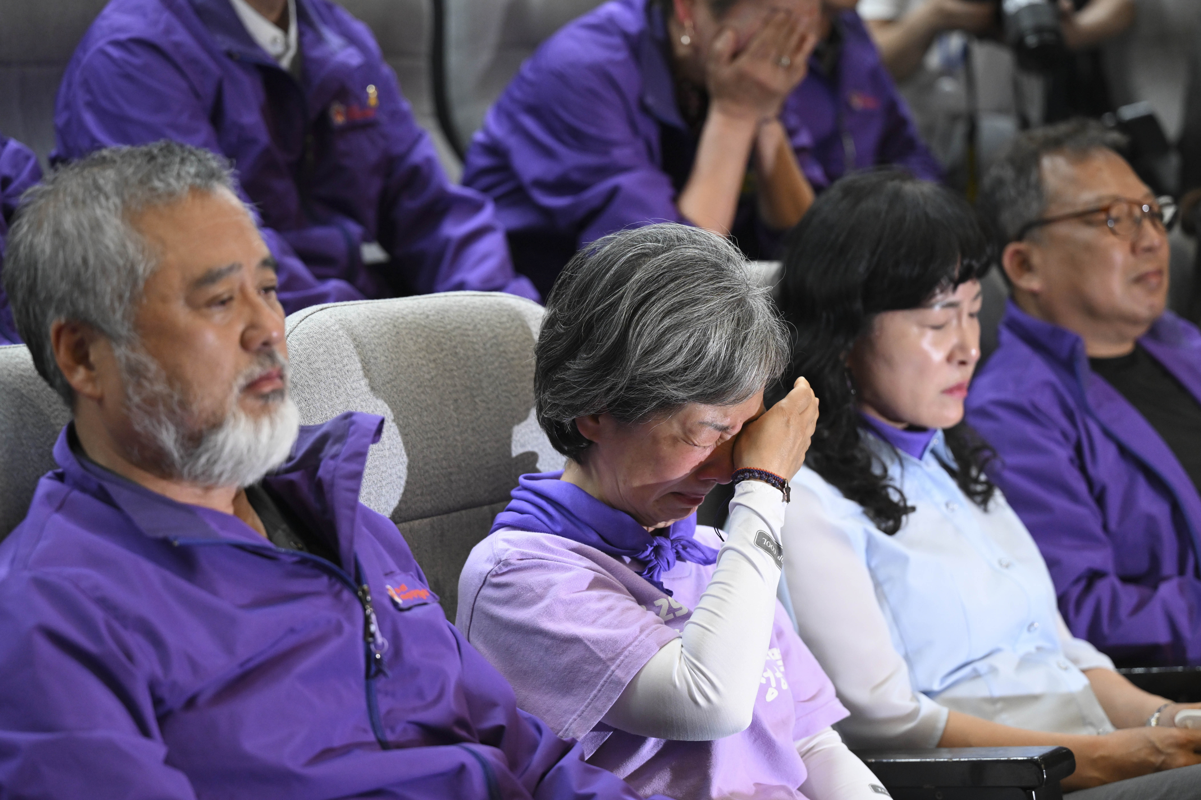 2일 국회에서 열린 본회의에서 여야 합의로 ‘이태원 참사 진상규명 특별법’이 통과되자 방청석에 앉아있던 이태원참사 유족들이 눈물을 흘리고 있다. 2024.5.2 홍윤기 기자