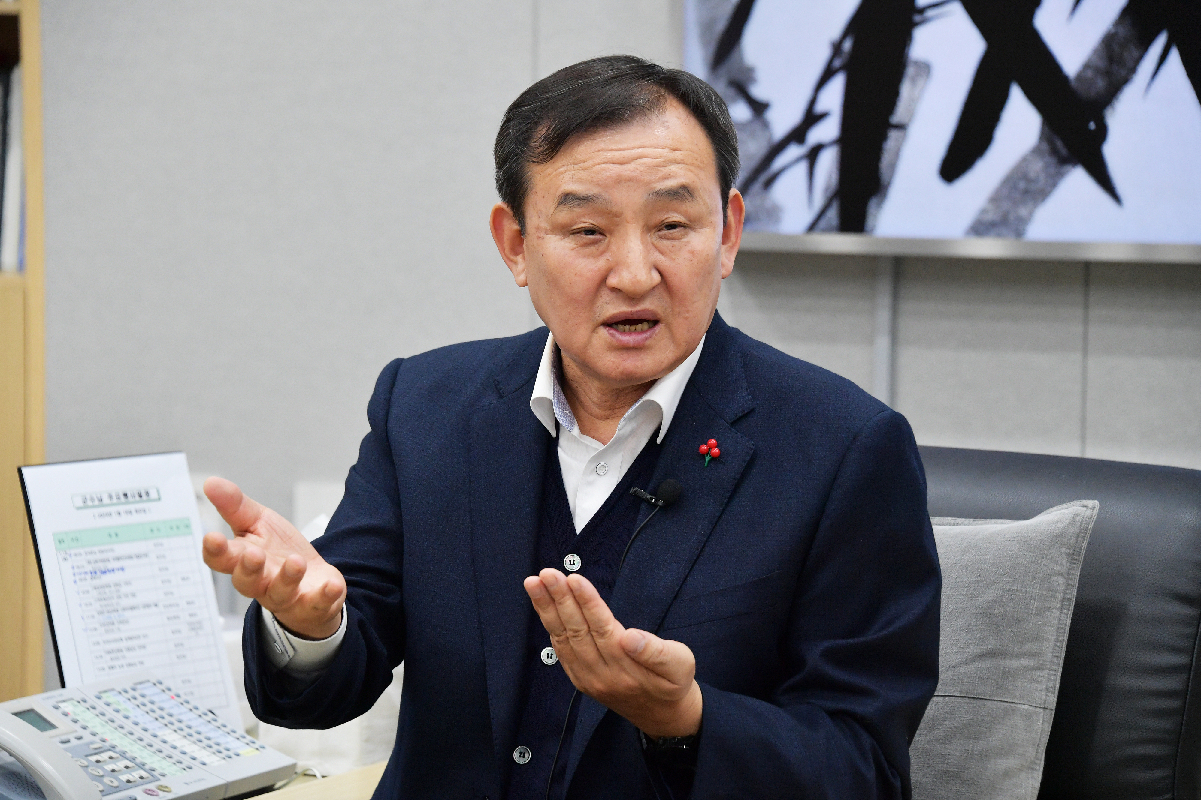 이병노 전남 담양군수가 지난 3일 군수실에서 서울신문과 인터뷰하고 있다. 이 군수는 새로운 변화에 과감히 도전하는 역동적인 담양 발전전략을 제시했고 올해를 관광 르네상스 원년으로 삼아 관광객 2000만명 시대에 도전하겠다는 각오를 밝혔다.
담양군 제공