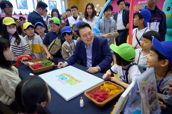 윤석열 대통령이 5일 청와대 연무관에서 열린 어린이날 초청 행사에서 공기정화식물 액자 만들기 체험에 참여한 어린이들과 대화하고 있다. 2024.5.5  대통령실 제공