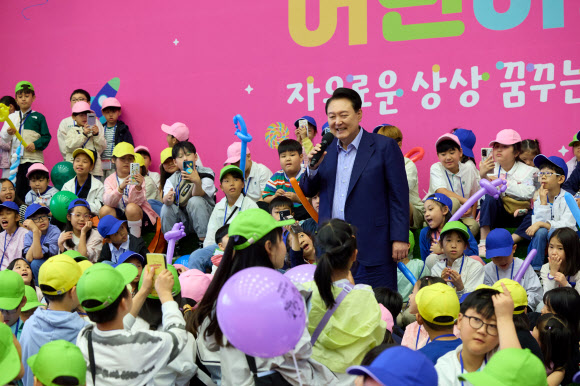 윤석열 대통령이 5일 청와대 연무관에서 열린 어린이날 초청 행사에 참석해 인사말을 하고 있다. 2024.5.5  대통령실 제공